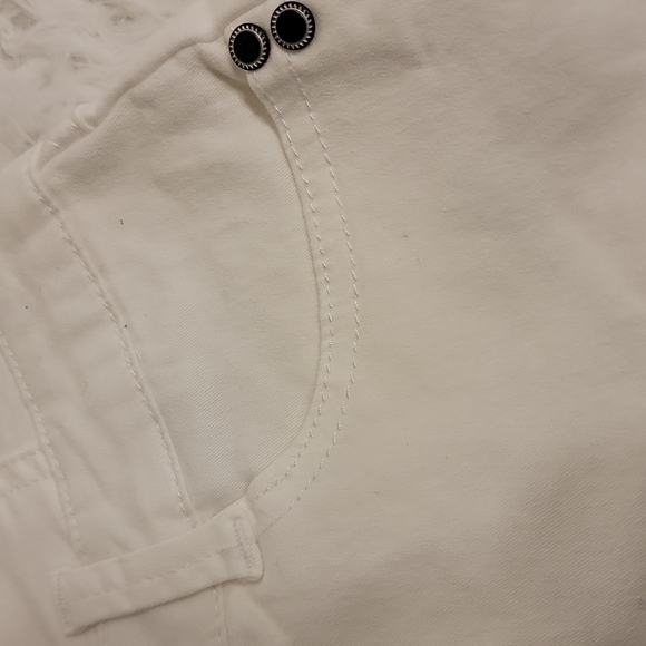 Rue 21 High Waisted White Cuffed Shorts Size 3/4 Excellent Condition - Picture 3 of 12